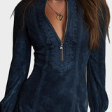Jasmin – Robe mini en daim bleu avec dentelle