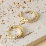 Clara™ | Boucles d'oreilles créoles entrelacées avec zircon