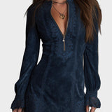 Jasmin – Robe mini en daim bleu avec dentelle