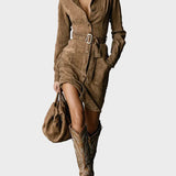 Robe midi en daim avec manches longues et col cravate