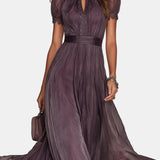 Flavia – Robe longue violette avec décolleté et finition en dentelle