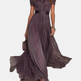 Flavia – Robe longue violette avec décolleté et finition en dentelle