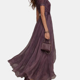 Flavia – Robe longue violette avec décolleté et finition en dentelle