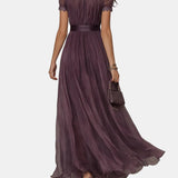 Flavia – Robe longue violette avec décolleté et finition en dentelle