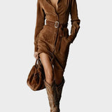 Robe midi en daim avec manches longues et col cravate